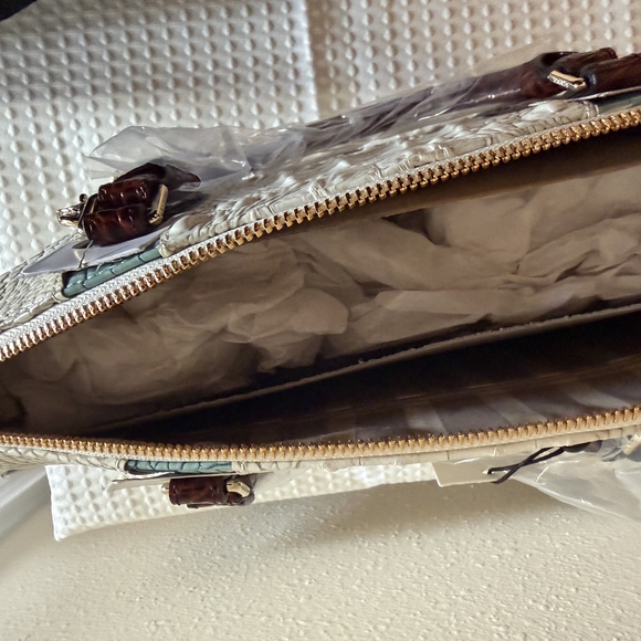 Elegant White Crocodile-Embossed Handbag - Picture 4 of 4